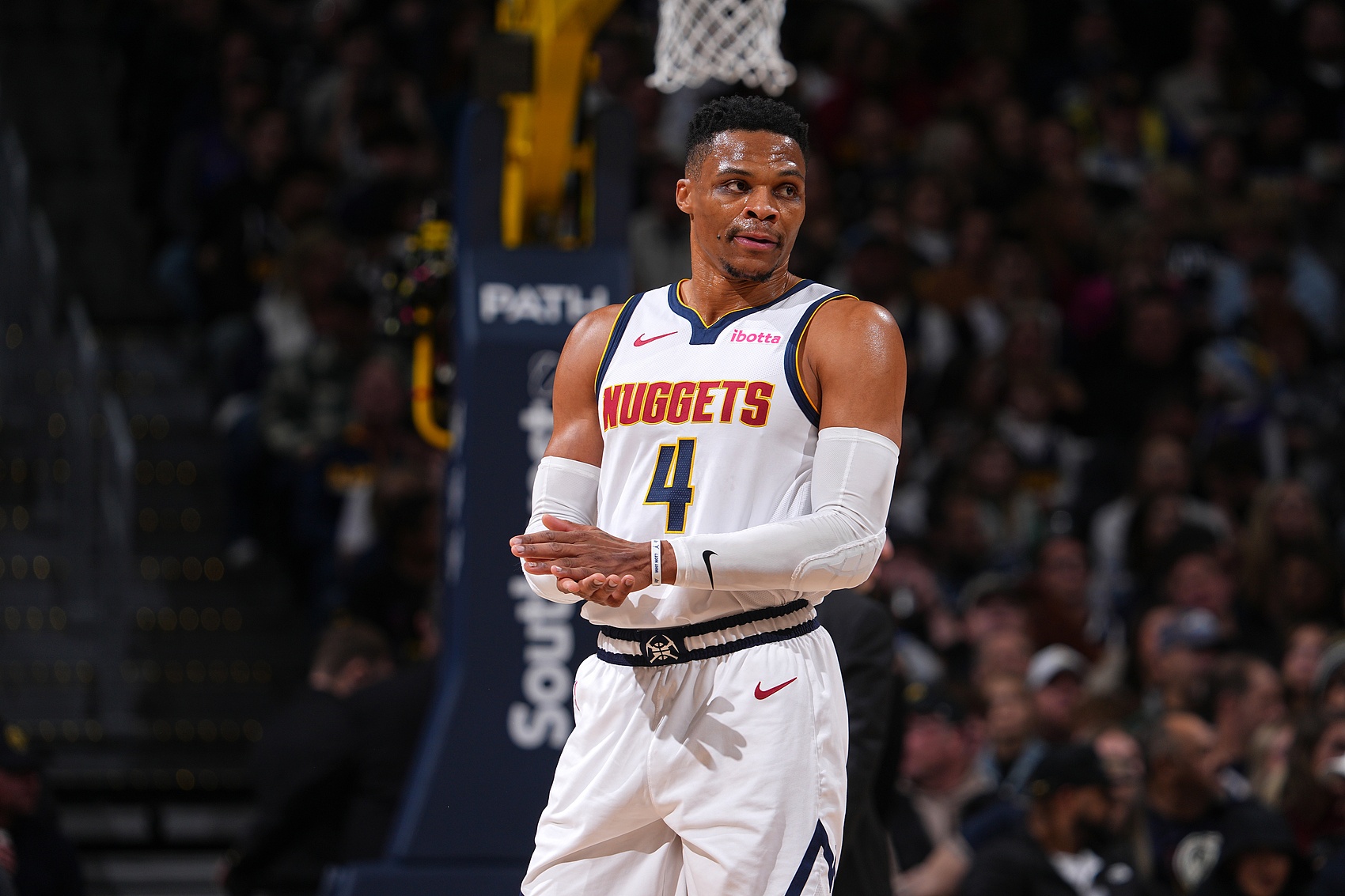 罗体：那不勒斯暂停引进左边锋，搁置了对斯特林和格10的联系（罗体：那不勒斯暂时叫停左边锋引援，已搁置与斯特林、格10的接触）