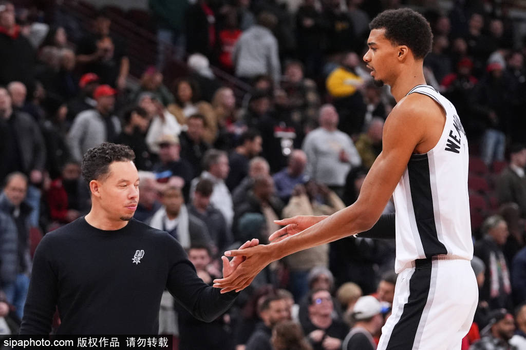 篮球湖人球员赛季数据持续上升（湖人球员本赛季数据稳步提升）