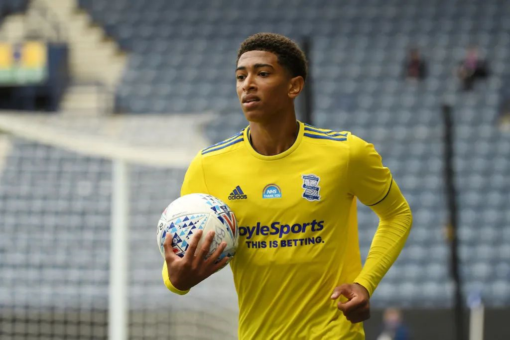 利物浦官方：战毕包将首次穿新主场球衣，社区盾穿新客场球衣