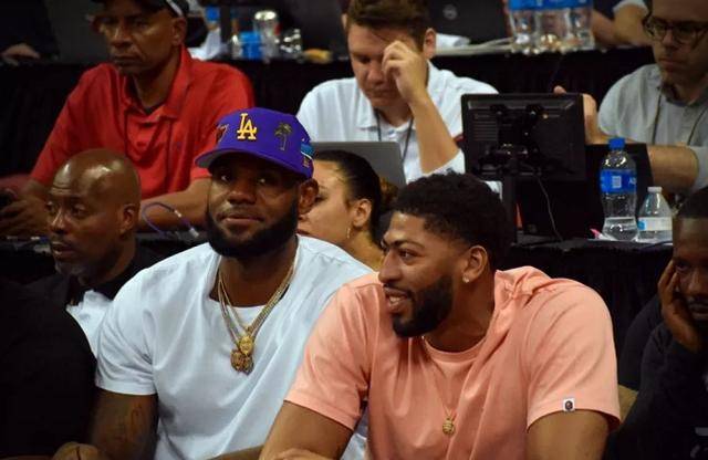 青训球员获得首发机会，表现不俗（青训小将首发登场，发挥亮眼）