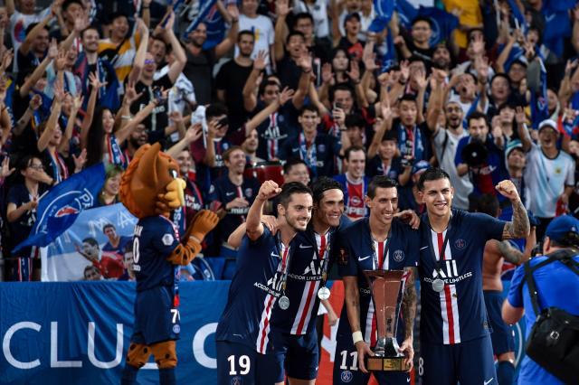 太阳报：里奇的主持人女友亮相米兰德比，透视装造型引发热议（太阳报：里奇主持人女友现身米兰德比，透视穿搭惹热议）