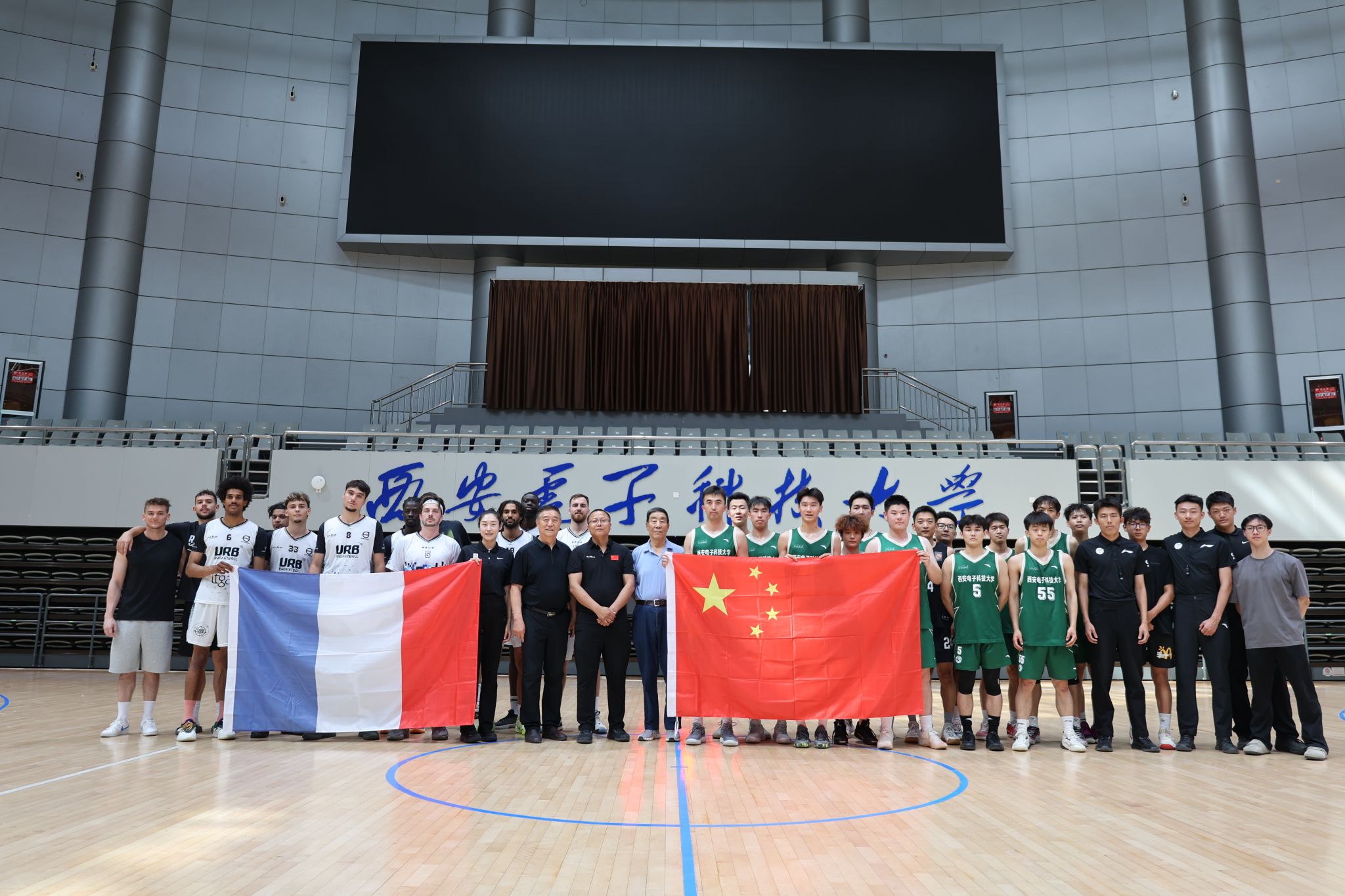 热议海港平柔佛：十分狼狈且侥幸；陈威出色全队血性（海港战平柔佛引热议：过程狼狈且侥幸，陈威高光全队展现血性）